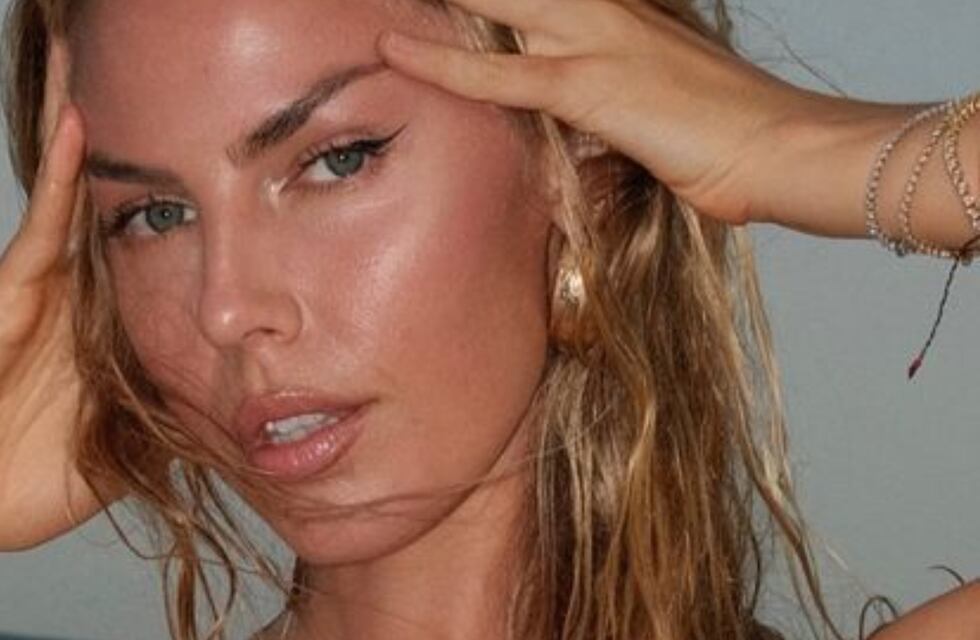 Jenna Lee se desató el corset frente a cámara y subió la temperatura con su desnudo