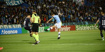 El derechazo de Santiago Longo para un gol bárbaro de Belgrano (Javier Ferreyra / La Voz).