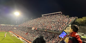 La platea este quedó cubierta casi por completo antes del inicio del partido.