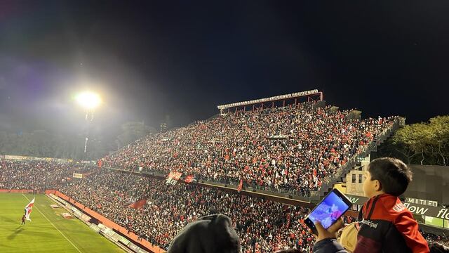 La platea este quedó cubierta casi por completo antes del inicio del partido.