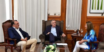 Trabajo conjunto en Las Talitas: el gobernador y la legisladora coordinan asistencia a los vecinos afectados.
