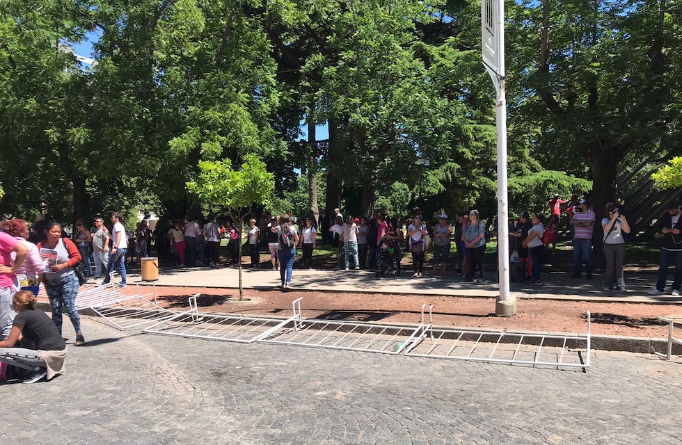 Caos en Tandil: tras la muerte de Jorge Simón, volvieron a causar destrozos frente al Municipio