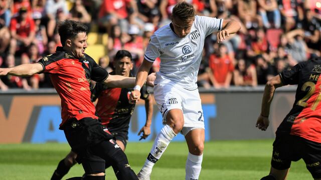 El delantero visitante fue amonestado en el segundo tiempo. (Fotobaires)