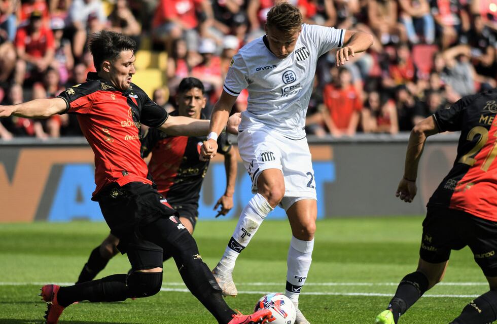 Foul de Mateo Retegui a Facundo Farías calentó el partido de Colón y Talleres