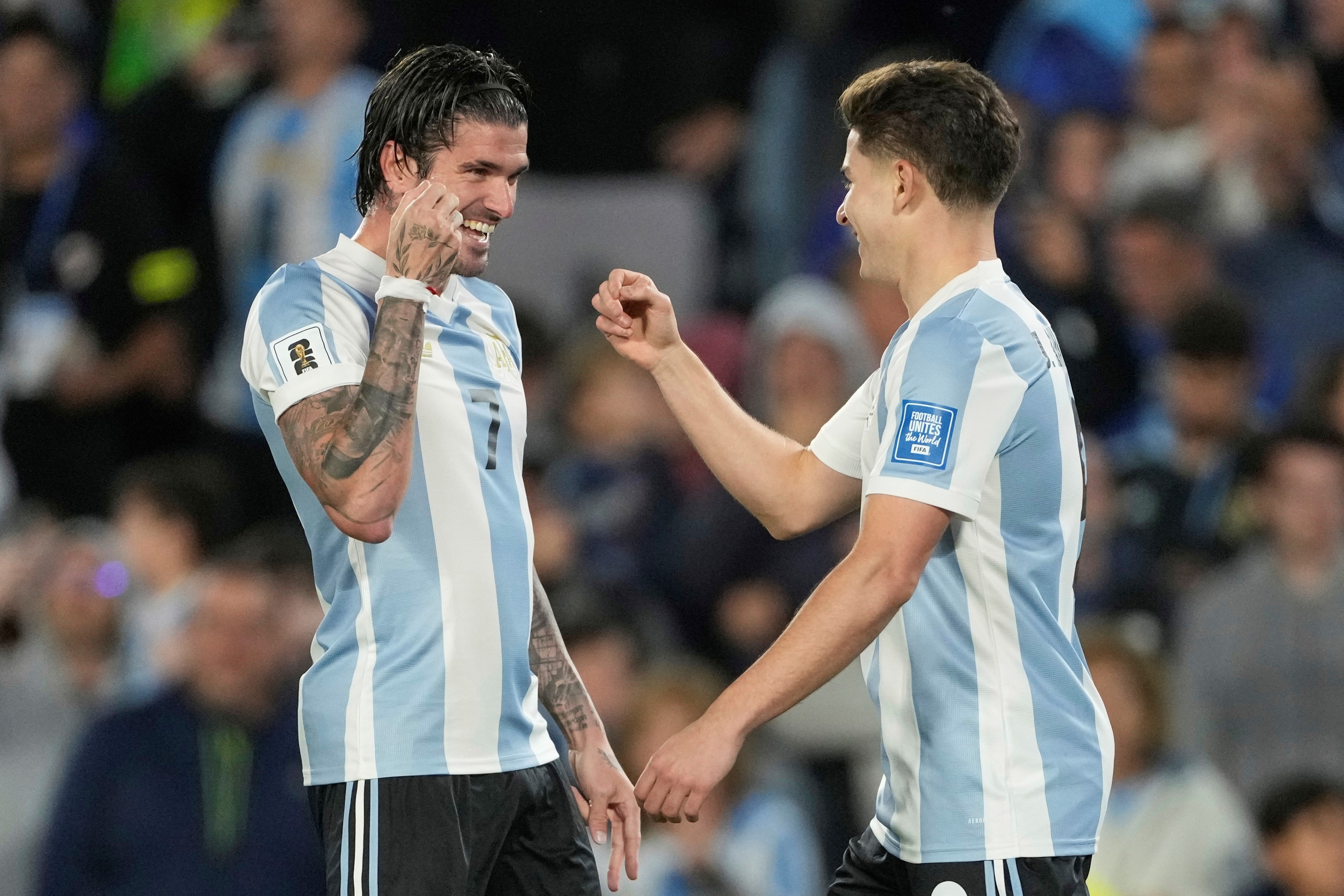 Julián Álvarez celebra su gol con De Paul (AP)