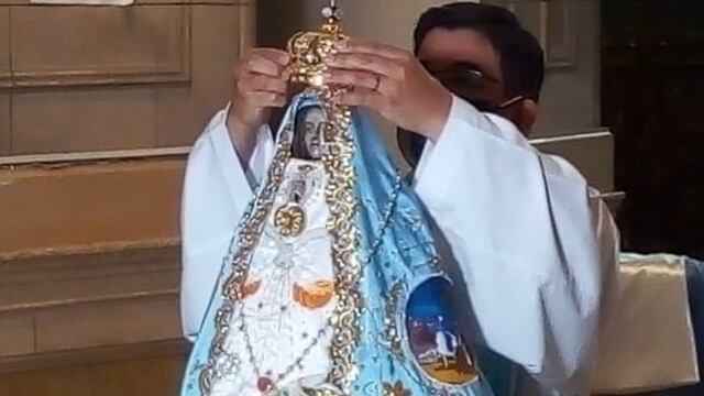 Realizaron el cambio de manto a la Virgen del Valle.