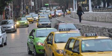 Sortearán 4.000 chapas entre taxistas y remiseros (La Voz).