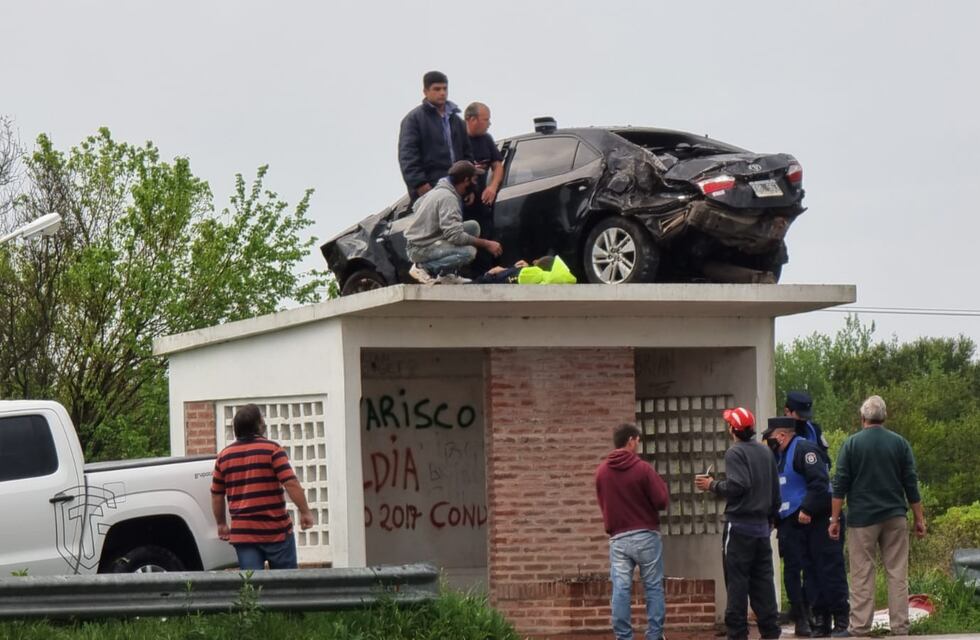 Insólito: un auto “voló” en medio de un accidente y quedó estacionado en una garita