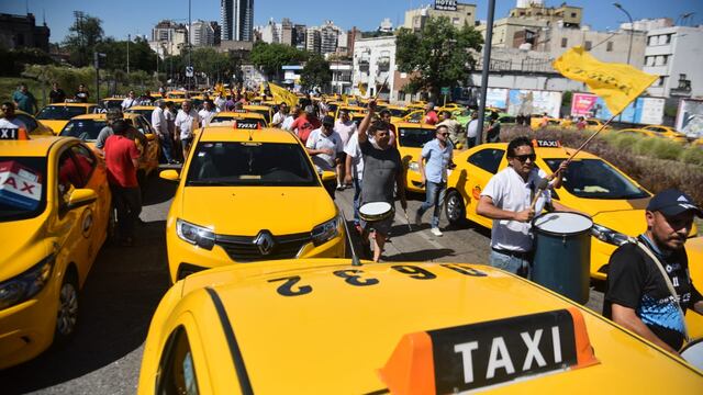 Marcha de taxistas en Córdoba este lunes 29 de enero. (Pedro Castillo/La Voz)