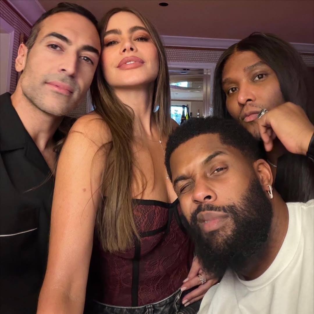 Sofía Vergara eligió un corset semitransparente con escote al límite y arrasó aplausos en Instagram