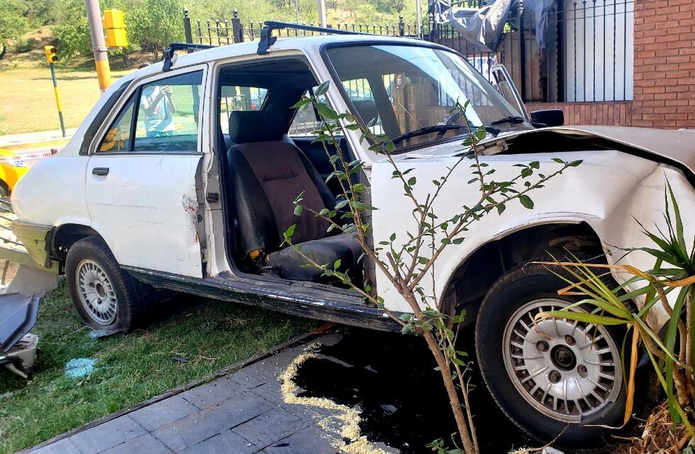 Córdoba: sin frenos, incrustó su auto en una casa