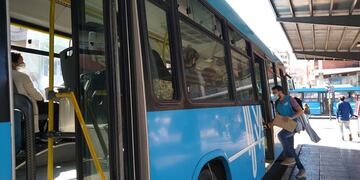Controles de colectivos en la Plaza Sarmiento de Rosario. (Municipalidad de Rosario)