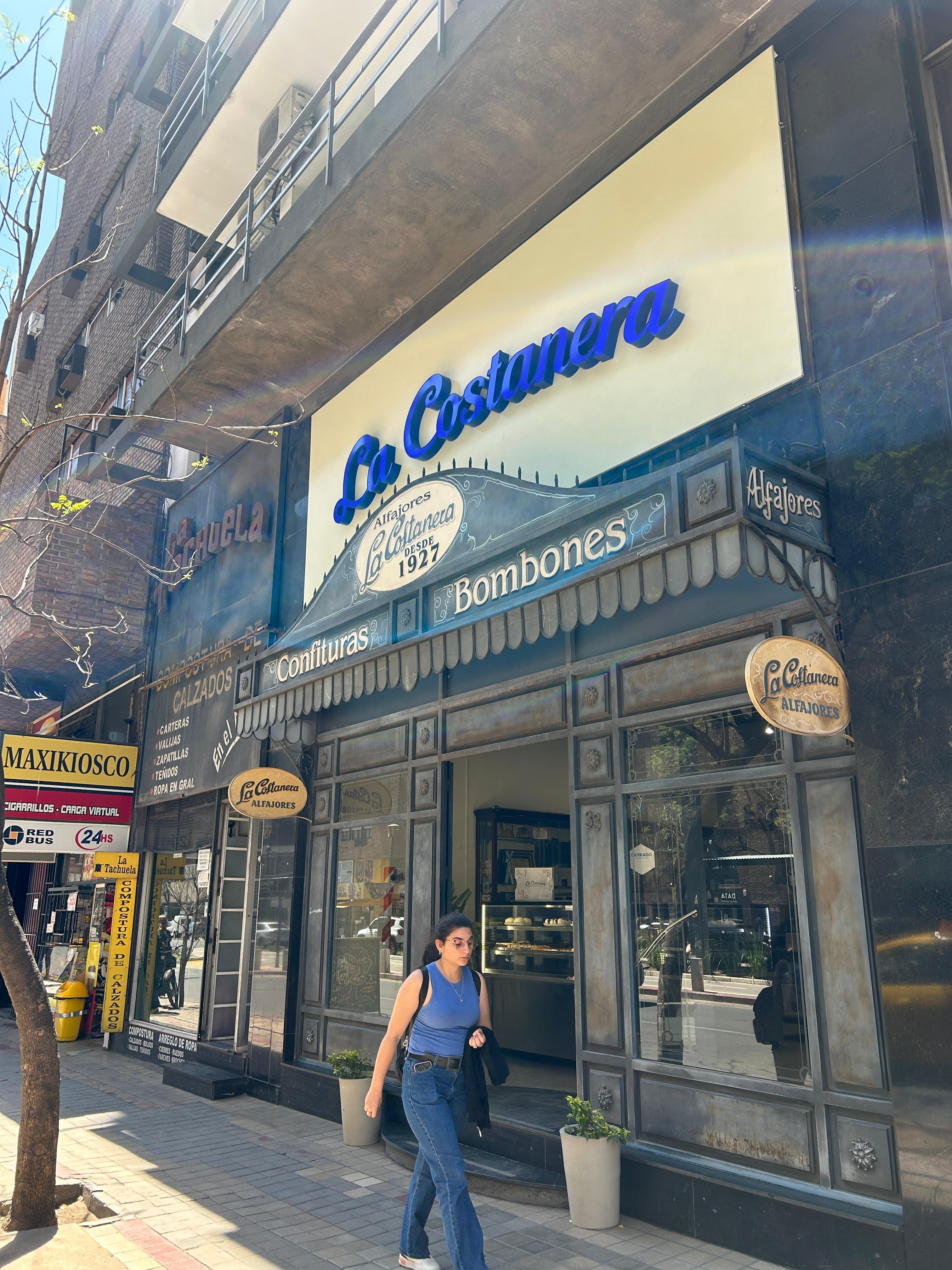 La casa de alfajores está ubicada en Chacabuco al 33.