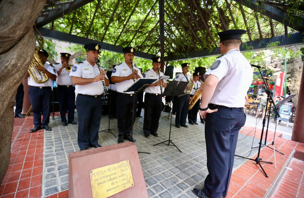 Fin de Año: la Banda de Música de la Policía de Mendoza sorprendió a turistas y mendocinos en la Peatonal
