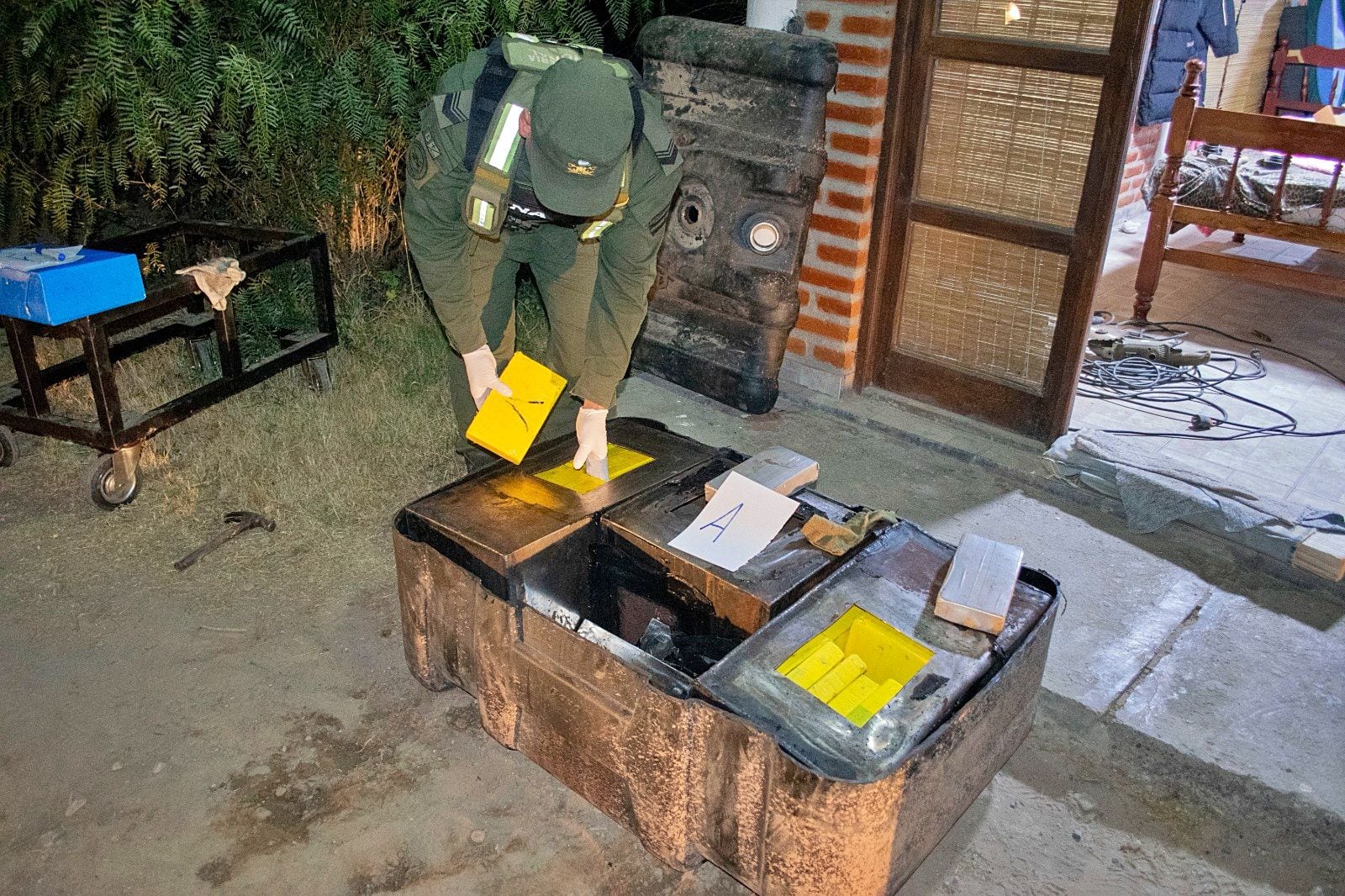 La investigación iniciada en Catamarca se extendió a Salta y Jujuy, donde los gendarmes secuestraron más vehículos, municiones y numerosos elementos para la causa.