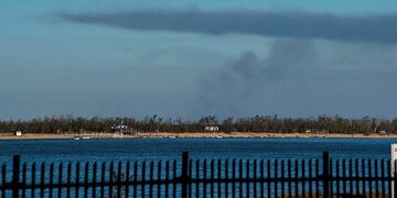 Una nube oscura comenzó a expandirse hacia el sur al otro lado del río.