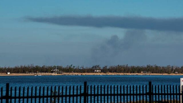 Una nube oscura comenzó a expandirse hacia el sur al otro lado del río.