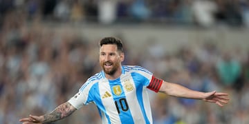 El capitán de Argentina, Lionel Messi, celebra tras convertir contra Bolivia por las eliminatorias para el Mundial 2026 en el estadio Monumental de Buenos Aires, Argentina, el martes 15 de octubre de 2024. (AP Foto/Natacha Pisarenko)