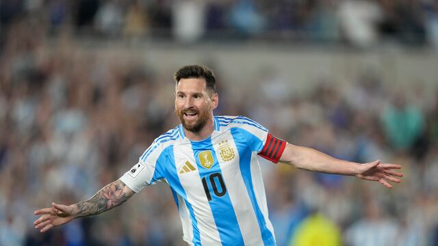 El capitán de Argentina, Lionel Messi, celebra tras convertir contra Bolivia por las eliminatorias para el Mundial 2026 en el estadio Monumental de Buenos Aires, Argentina, el martes 15 de octubre de 2024. (AP Foto/Natacha Pisarenko)