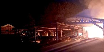 El fuego se habría iniciado de forma intencional, ya que habrían quemado basura en cercanías y el fuego se propagó.