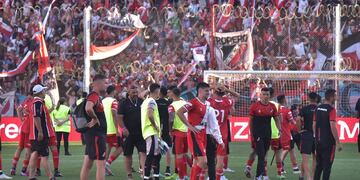 ¡Histórico! Riestra venció a Maipú, logró el ascenso y jugará la Liga Profesional en 2024. (Facundo Luque / La Voz)