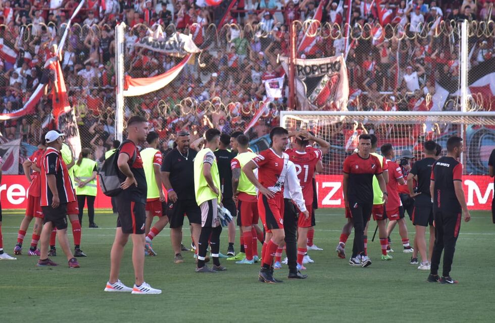Maipú se quedó en la puerta del ascenso, por el dudoso arbitraje de Darío Herrera