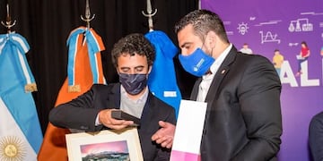 Las netbooks forman parte de un total de 477 que serán destinadas a los 4° años de las escuelas técnicas de Tierra del Fuego y que fueron donadas por YPF y la Fundación YPF.
