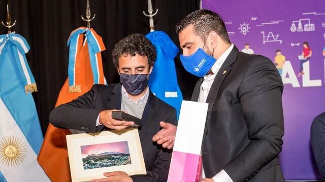 Las netbooks forman parte de un total de 477 que serán destinadas a los 4° años de las escuelas técnicas de Tierra del Fuego y que fueron donadas por YPF y la Fundación YPF.