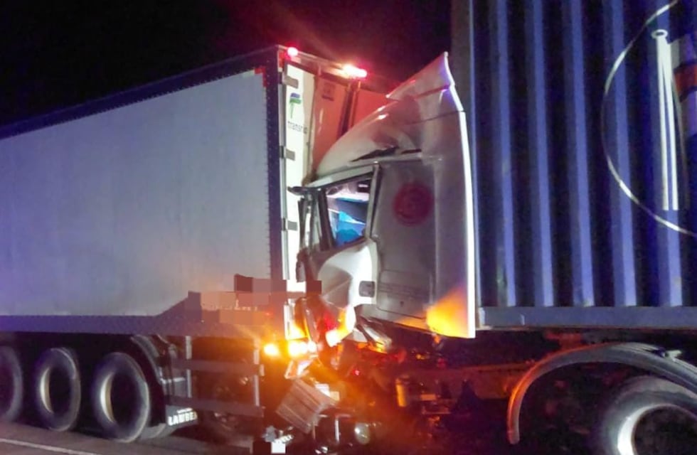 Un motociclista falleció y dos camiones chocaron: madrugada fatal en Córdoba