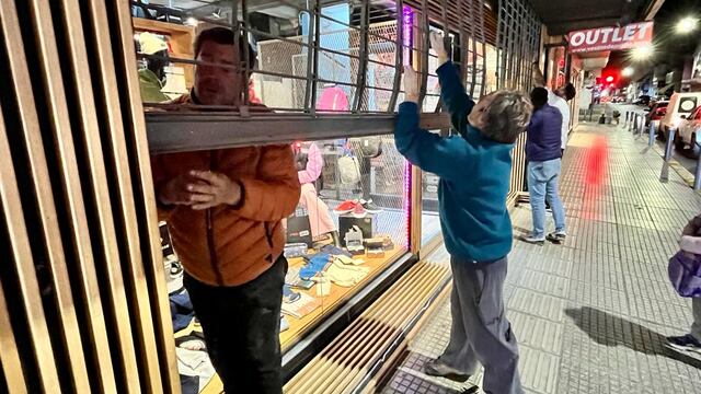 Saqueos en Río Cuarto: comerciantes resguardan sus negocios para prevenir robos. (Tommy Fragueiro / La Voz)