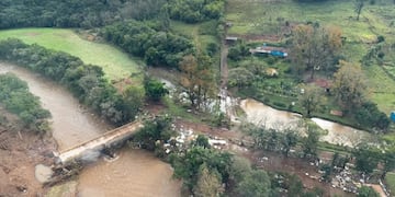 Devastador ciclón deja 8 personas muertas. Equipos de rescatistas trabajan en la zona.