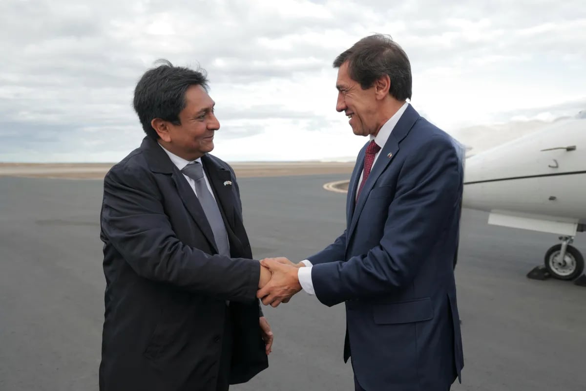 El gobernador regional Ricardo Díaz Cortés dio la bienvenida en el aeropuerto de Antofagasta a su par de Jujuy, Carlos Sadir.