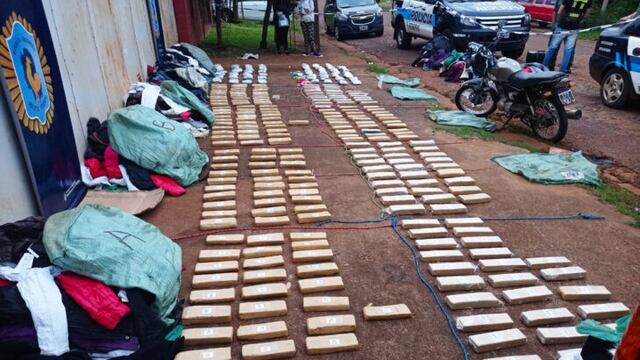 Los paquetes eran trasladados en una camioneta que circulaba por la vía pública,