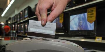 Los comercios de Mendoza no pueden incluir intereses en las compras que se abonen con tarjetas de débito.