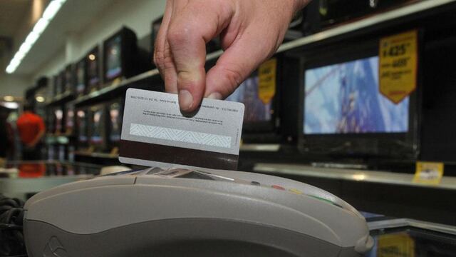 Los comercios de Mendoza no pueden incluir intereses en las compras que se abonen con tarjetas de débito.