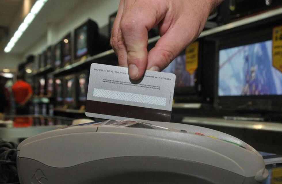 Los comercios de Mendoza no deben cobrar interés por pagar con tarjeta de débito ¿dónde denunciar?