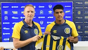 Agustín Bravo, defensor que llega cedido a Instituto por Rosario Central, posa en la foto con Federico Lussenhoff.