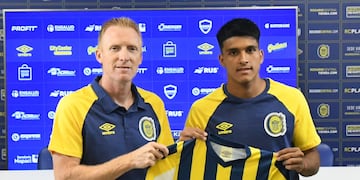 Agustín Bravo, defensor que llega cedido a Instituto por Rosario Central, posa en la foto con Federico Lussenhoff.