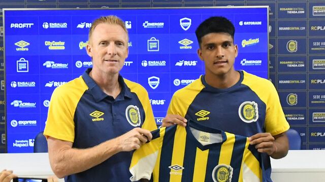 Agustín Bravo, defensor que llega cedido a Instituto por Rosario Central, posa en la foto con Federico Lussenhoff.