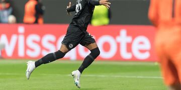 Ansgar Knauff gritando su gol ante el Barcelona.