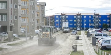Ushuaia: realizan mejoras en calle Quinquela Martín del barrio PROCREAR