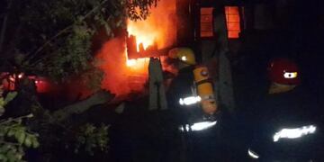 Aristóbulo del Valle: un incendio consumió por completo una vivienda.