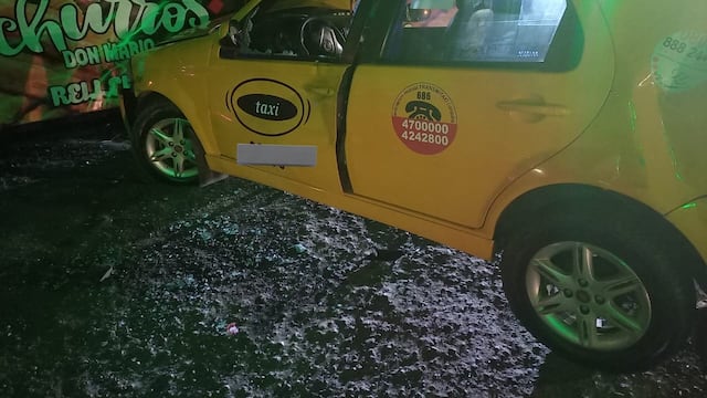 El móvil chocó contra un puesto de churros.