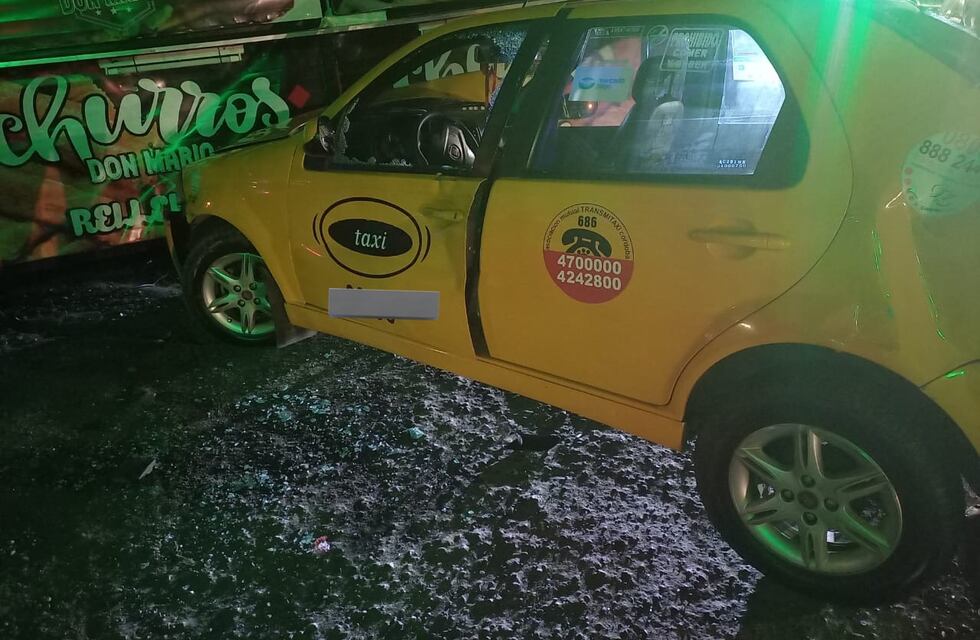 Un choque en cadena entre un colectivo, un taxi y un puesto de churros dejó a un adolescente herido en Córdoba