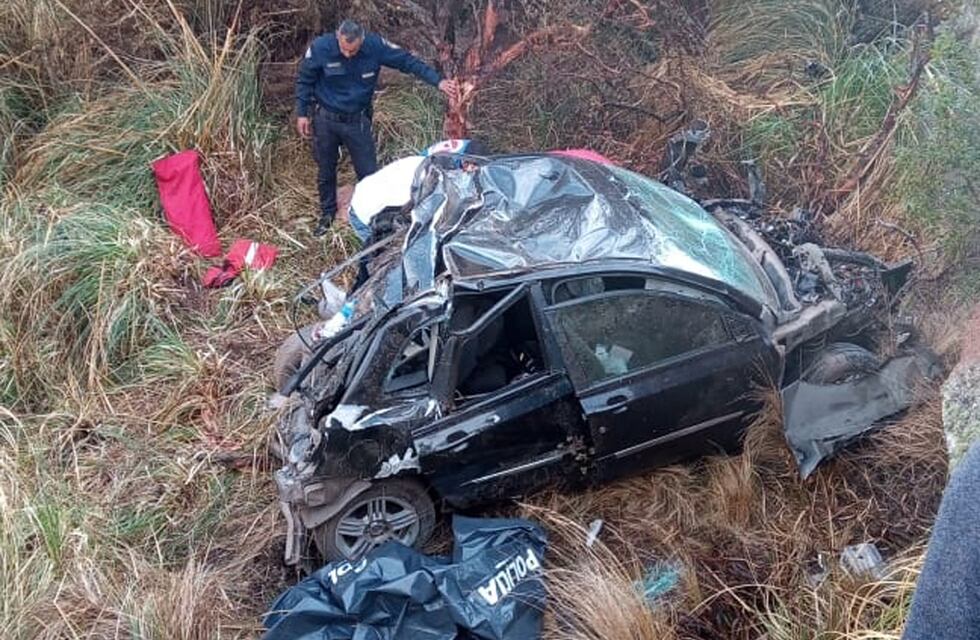 Accidente en las Altas Cumbres: dos adolescentes murieron tras desbarrancar un auto