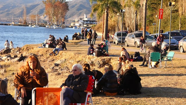 Turismo de invierno en Villa Carlos Paz Costanera Gente turistas frio fin de semana largo 9 julio 2018 foto Santi Berioli