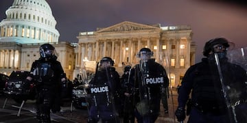 Las autoridades retiran a manifestantes del Capitolio. (Jacquelyn Martin)