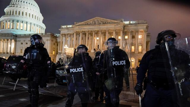 Las autoridades retiran a manifestantes del Capitolio. (Jacquelyn Martin)