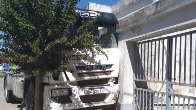Sorpresa: un camión se incrustó contra una casa en Barrio del Carmen