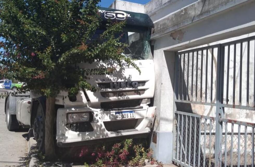 Sorpresa: un camión se incrustó contra una casa en Barrio del Carmen